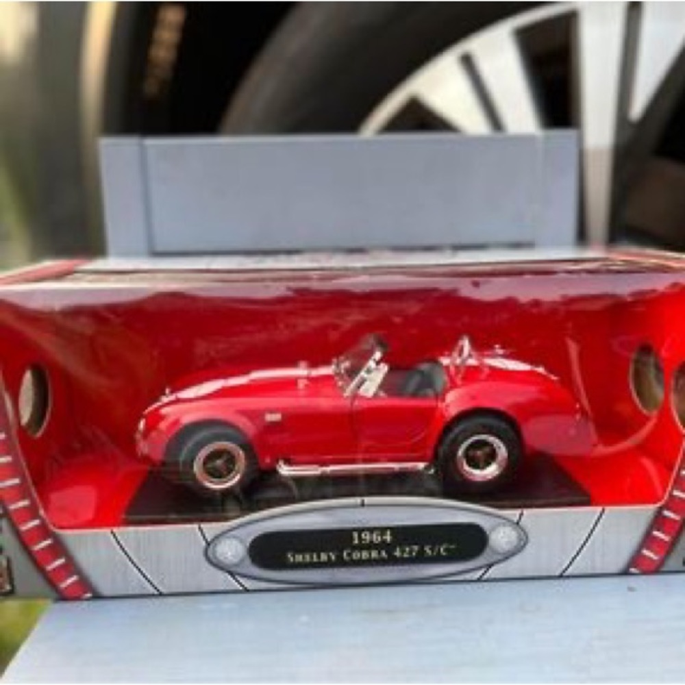 NEW 1964 Shelby Cobra 427 S/C 1/18 Diecast Road Signature